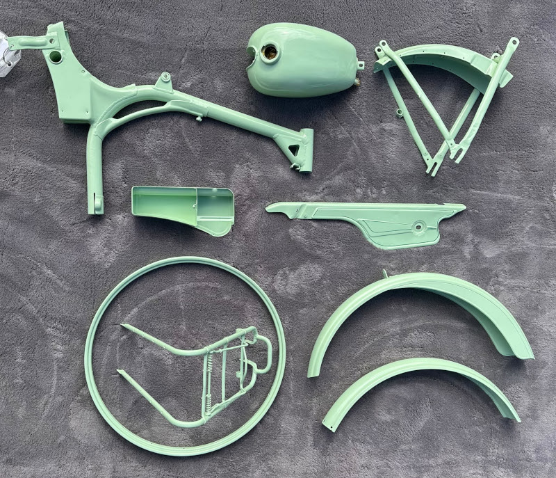 Fertig pulverbeschichteter Moped-Rahmen samt Tank und Schutzblechen in Mintgrün
