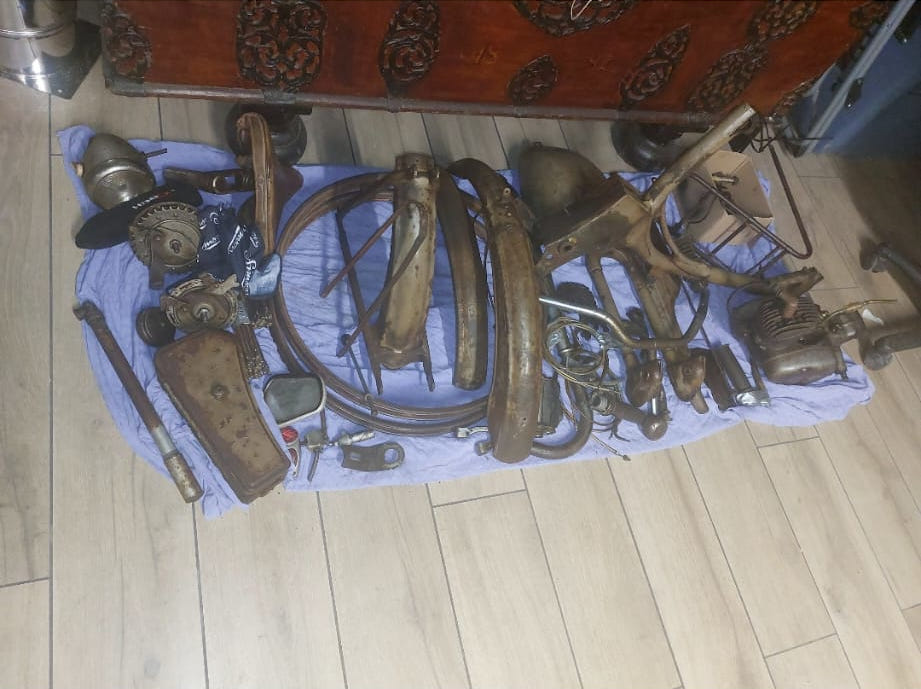 Verrostete Moped-Teile bei der Anlieferung – Rahmen, Auspuff, Schutzbleche und Anbauteile vor dem Sandstrahlen